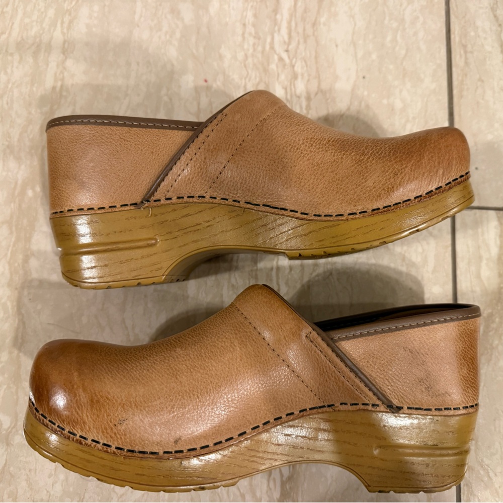 Dansko Professional Honey Distressed Tan Leather Clogs - 40 - Picture 5 of 8